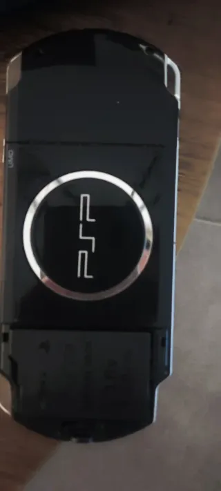 PSP con funda y 2 juegos