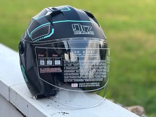 Casco de moto abierto