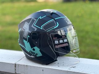 Casco de moto abierto