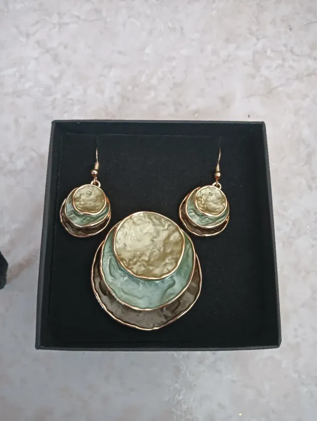 Conjunto collar y pendientes