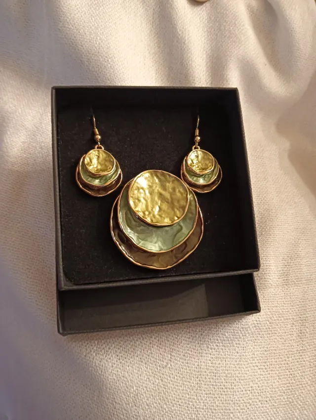 Conjunto collar y pendientes