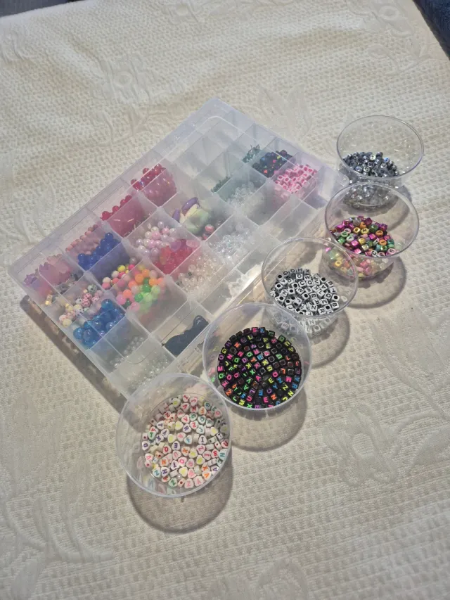 Caja de abalorios y cuentas para bisutería