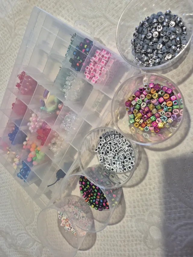 Caja de abalorios y cuentas para bisutería