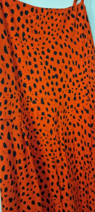 Mono rojo con estampado negro