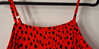 Mono rojo con estampado negro