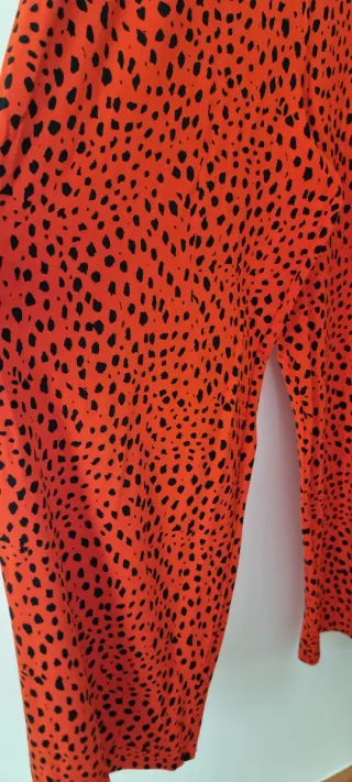 Mono rojo con estampado negro