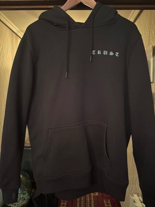 Sudadera con capucha negra 'TRUST'