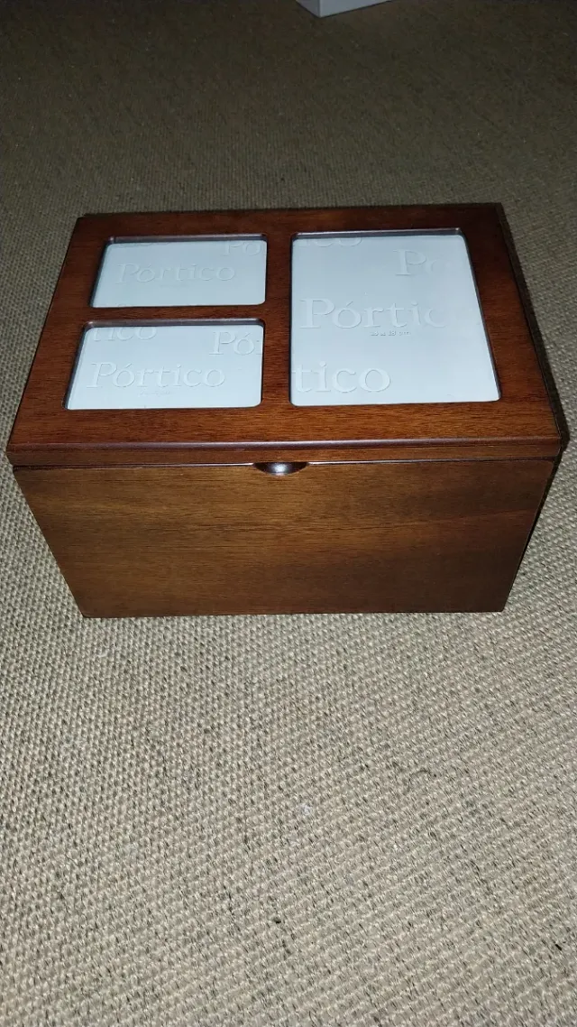 Caja de madera con marcos para fotos