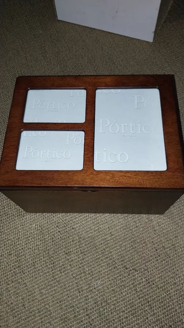 Caja de madera con marcos para fotos