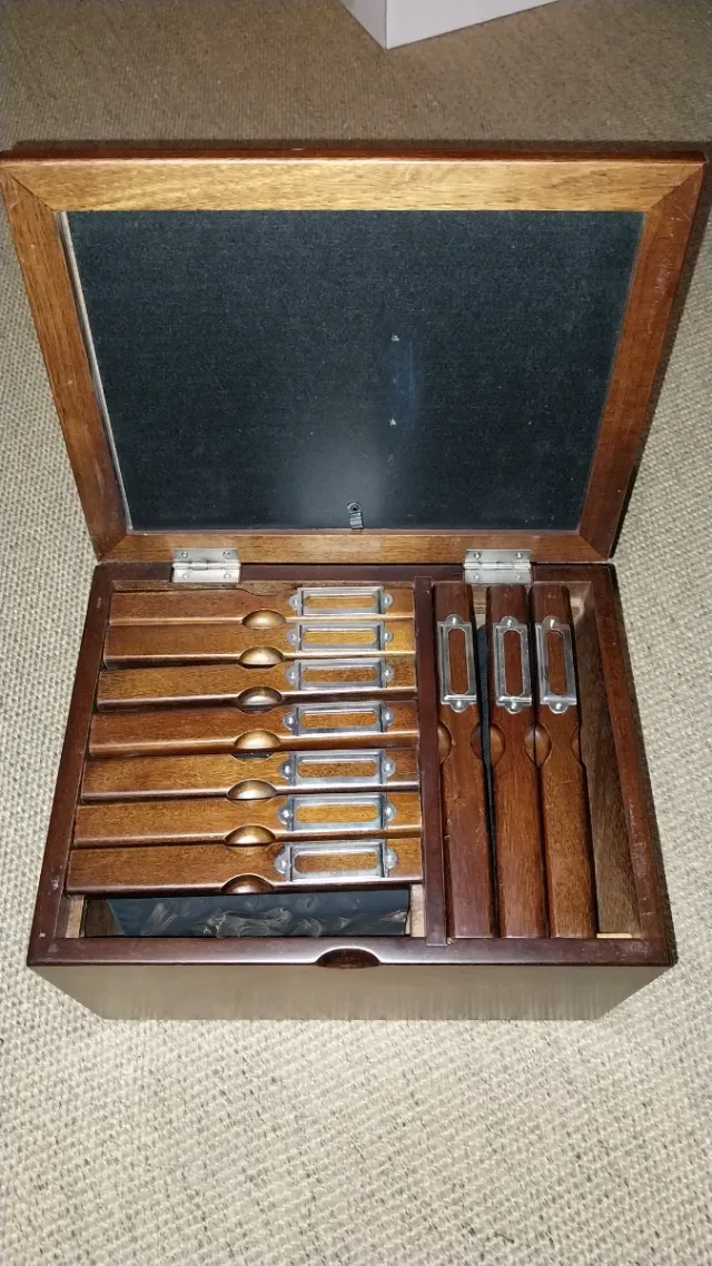 Caja de madera con marcos para fotos