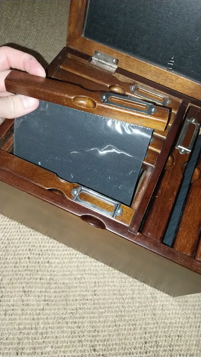 Caja de madera con marcos para fotos