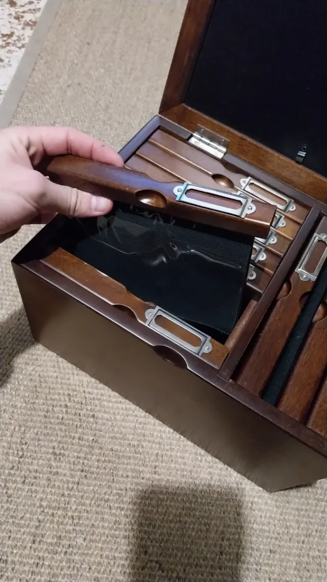 Caja de madera con marcos para fotos