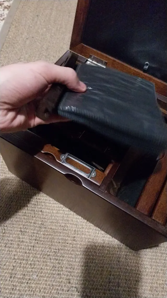 Caja de madera con marcos para fotos