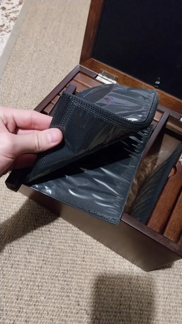 Caja de madera con marcos para fotos