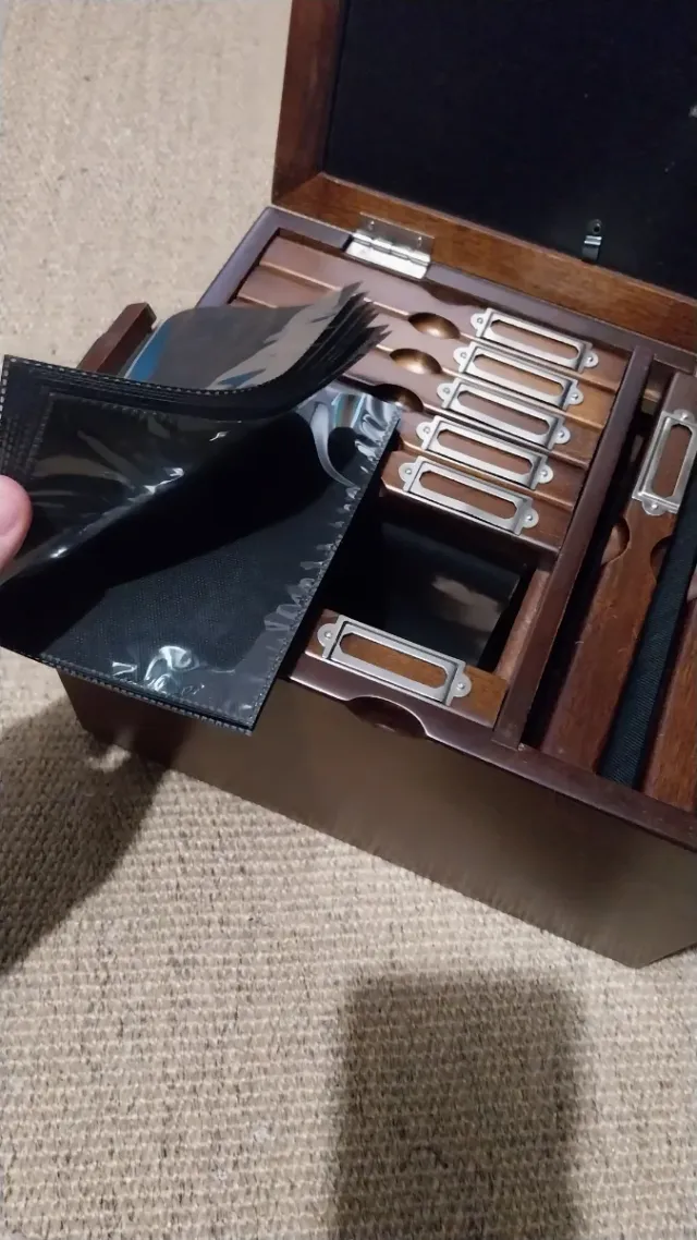 Caja de madera con marcos para fotos