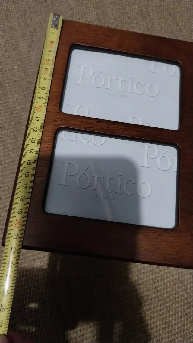 Caja de madera con marcos para fotos