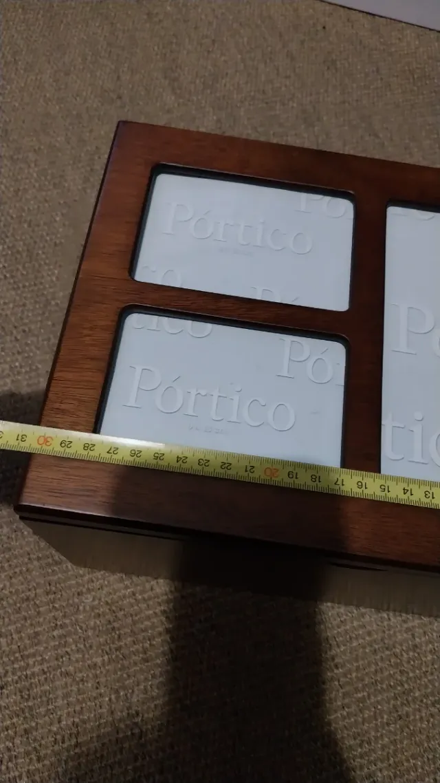 Caja de madera con marcos para fotos