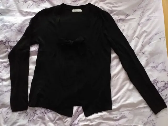 Rebeca fina negra con cierre tipo lazo