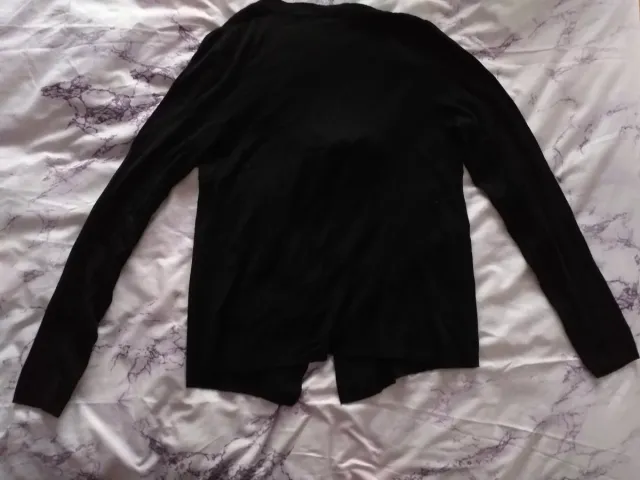 Rebeca fina negra con cierre tipo lazo