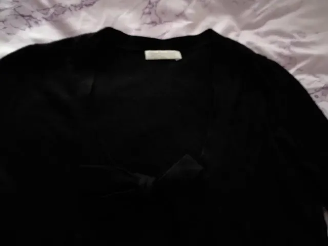 Rebeca fina negra con cierre tipo lazo