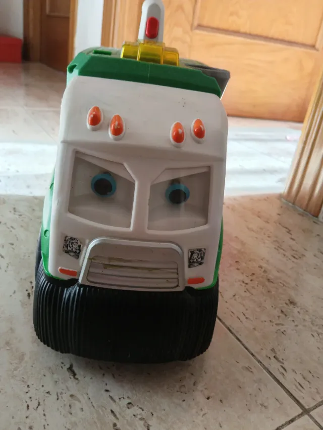 Camión de basura comecoches