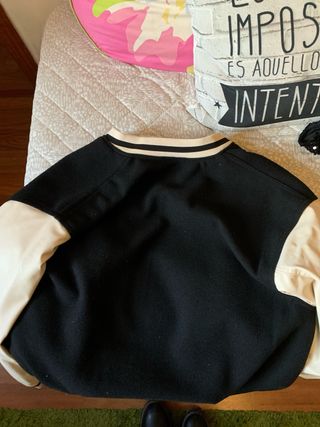 Bomber negra y beige