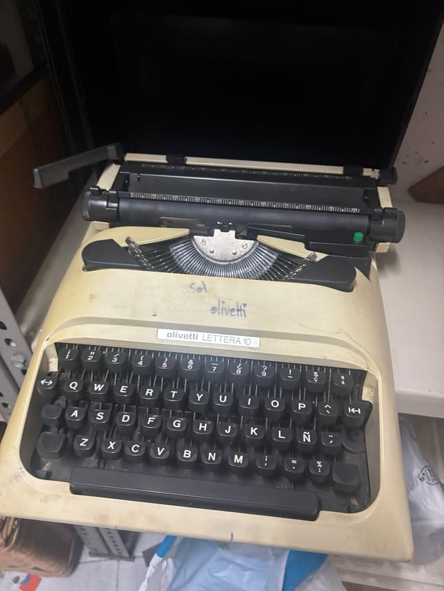 Máquina de escribir Olivetti Lettera 10 con tapa