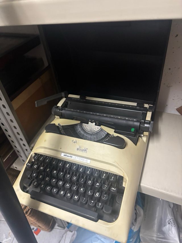 Máquina de escribir Olivetti Lettera 10 con tapa
