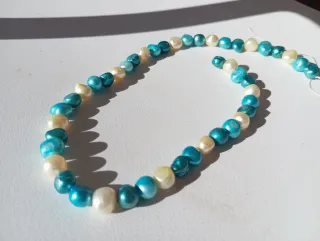 Hilo de perlas naturales beige y azul.
