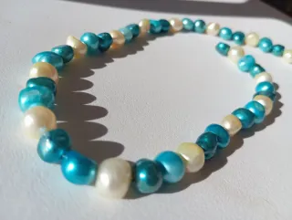 Hilo de perlas naturales beige y azul.