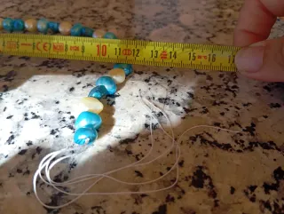 Hilo de perlas naturales beige y azul.