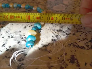 Hilo de perlas naturales beige y azul.