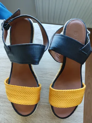 Sandalias cuña Bimba y Lola Talla 39