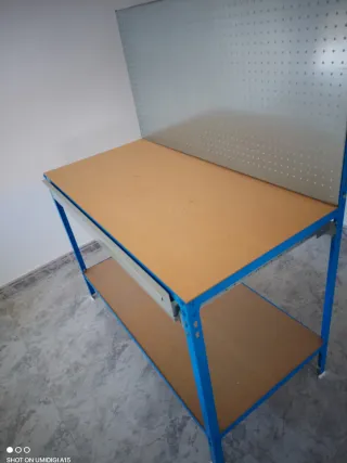 Mesa de trabajo con panel perforado