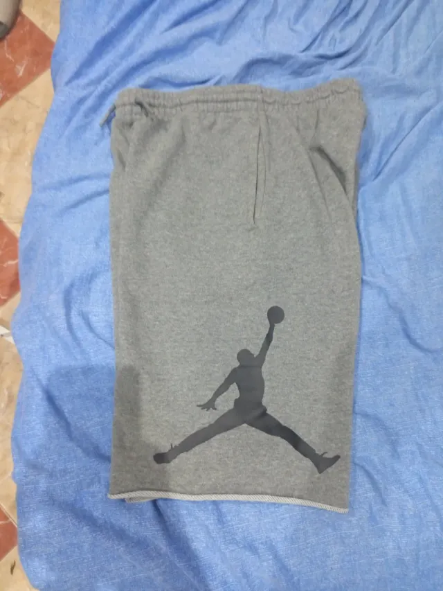 Pantalones Jordan grises sin usar