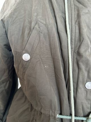 Abrigo verde militar con capucha