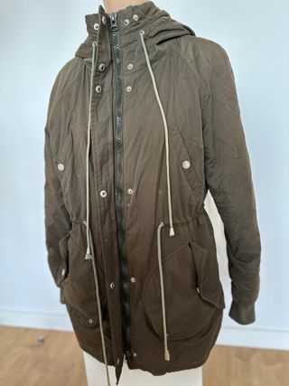 Abrigo verde militar con capucha