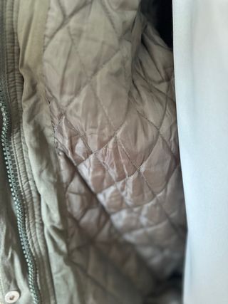 Abrigo verde militar con capucha