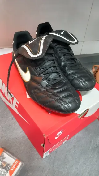 Botas de fútbol Nike negras y doradas