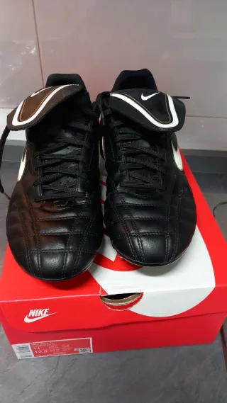 Botas de fútbol Nike negras y doradas