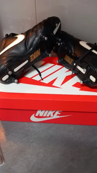 Botas de fútbol Nike negras y doradas