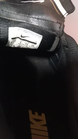 Botas de fútbol Nike negras y doradas