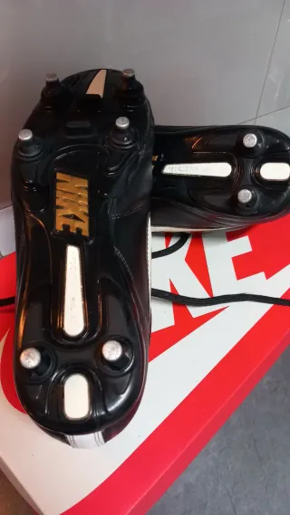 Botas de fútbol Nike negras y doradas