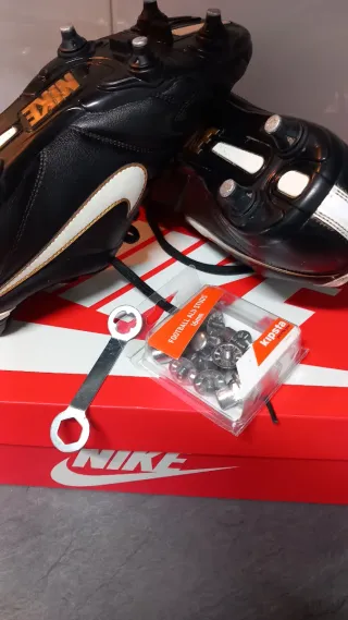 Botas de fútbol Nike negras y doradas