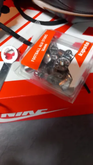 Botas de fútbol Nike negras y doradas