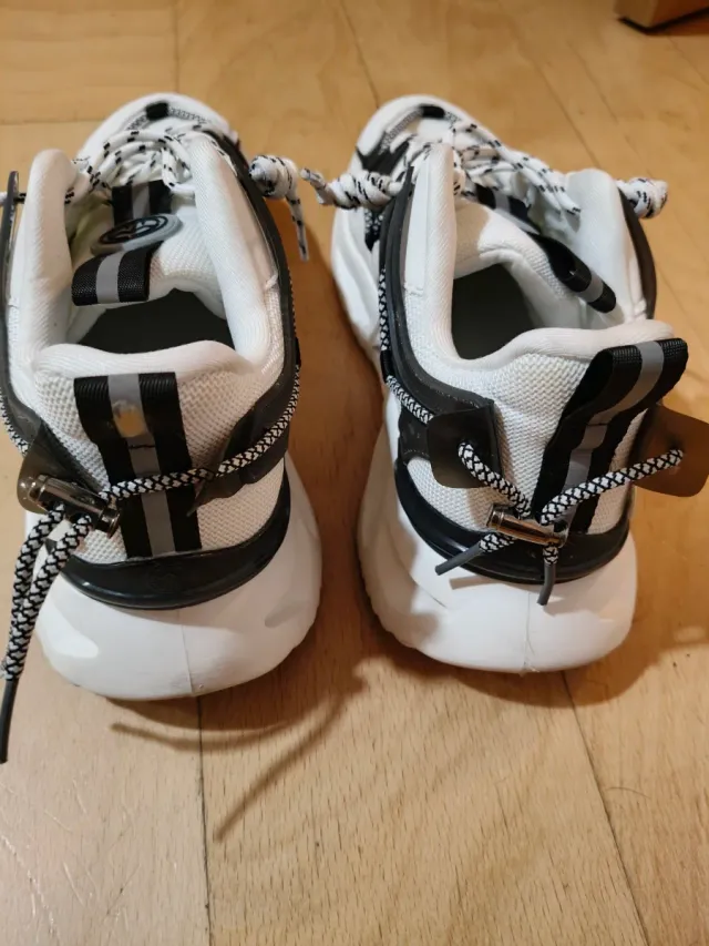 Zapatillas deportivas blancas y negras