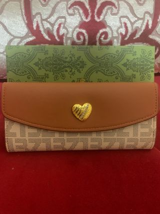 Elegante cartera piel sintética corazón