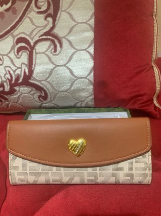 Elegante cartera piel sintética corazón