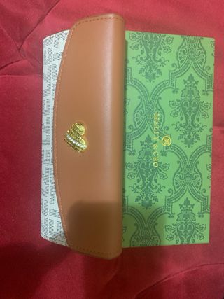 Elegante cartera piel sintética corazón