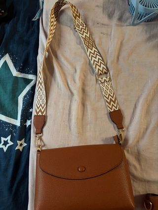 Bolso marrón con correa multicolor